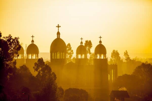 Iglesia ortodoxa etíope con rayos de sol en Addis Abeba al amanecer